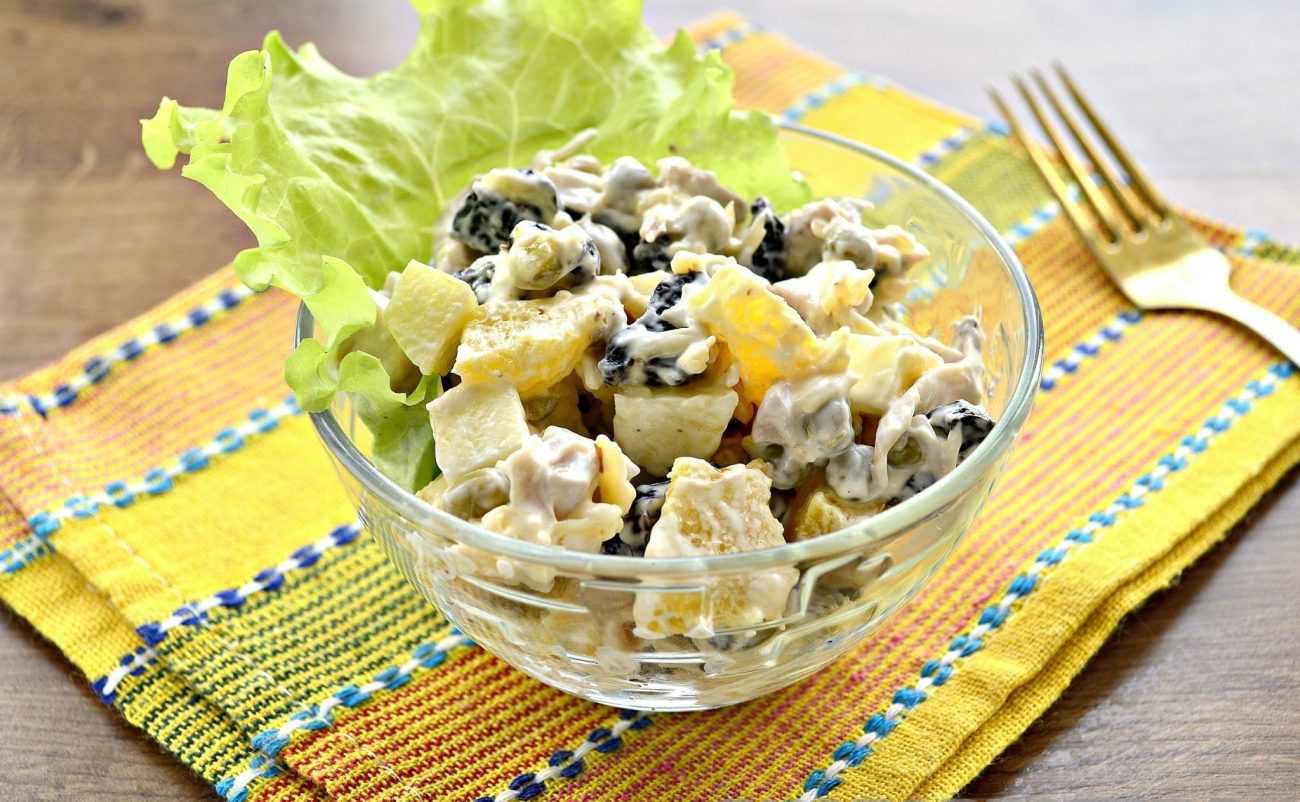 Салат из чернослива с курицей и грецкими орехами и сыром рецепт фото пошагово