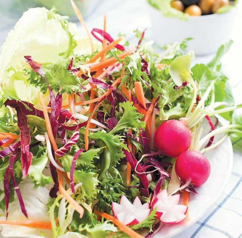 Салат из редиса рецепты простые и вкусные. Салат с капустой и редиской. Салат из капусты и редиски. Салат из редиса и капусты. Весенний салат с капустой и редиской.