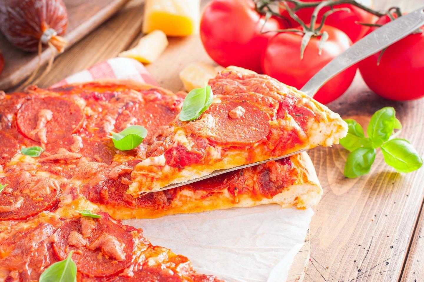 пицца рецепт приготовления с колбасой с сыром и помидорами фото 65