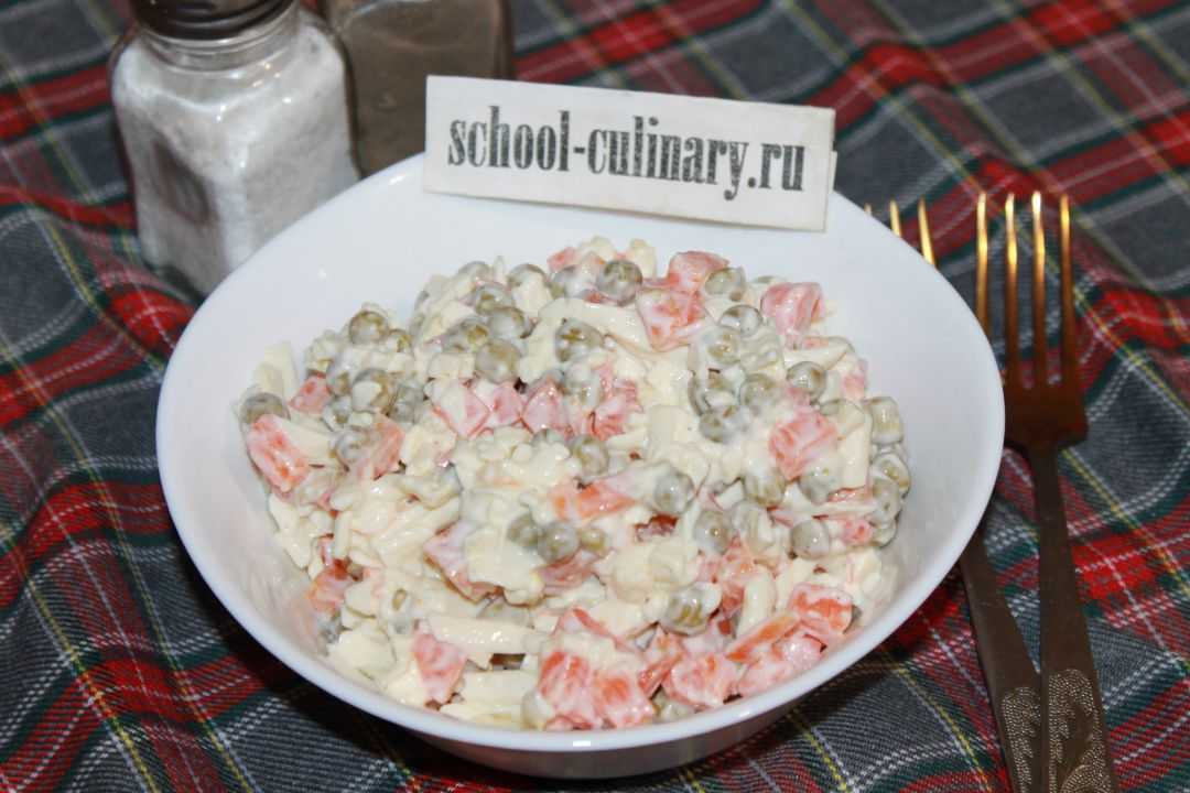 Салат с копченой колбасой и сыром рецепт с фото пошагово и видео - 1000.menu