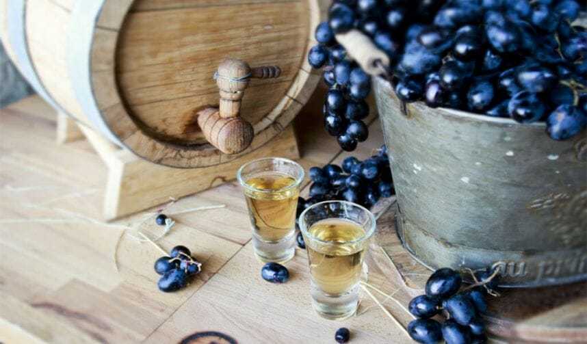 Чача из жмыха винограда: как сделать в домашних условиях из мезги после приготовления вина, что использовать, как правильно поставить и перегнать брагу и рецепт