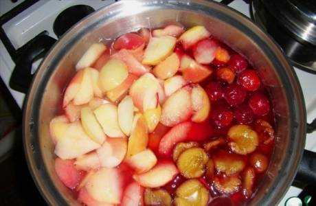 Компот из яблок и черной смородины: разнообразные рецепты приготовления в кастрюле и для хранения в зимний период. Правильная подготовка тары и продуктов.