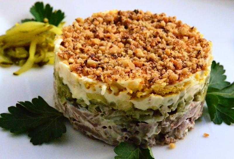 Салат с говядиной и маринованными огурцами и черносливом рецепт