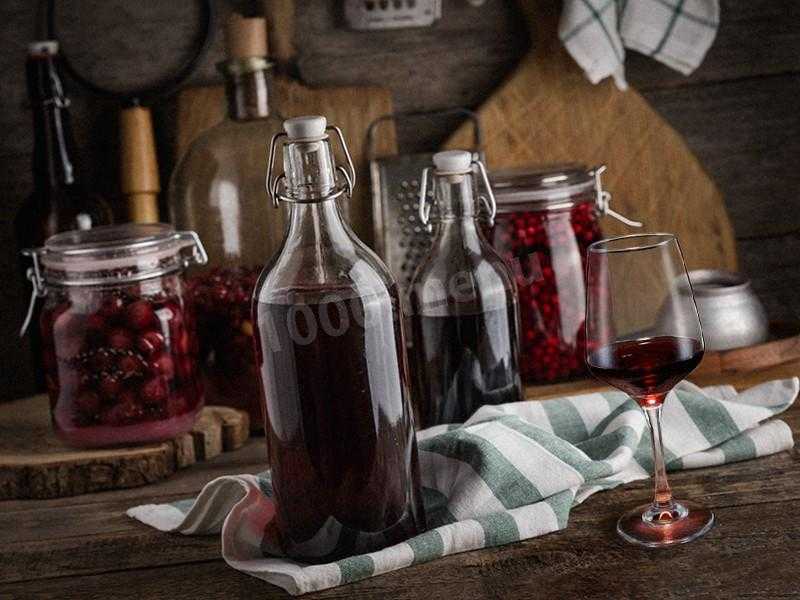 Простые рецепты приготовления вкусного вина из старого и забродившего варенья