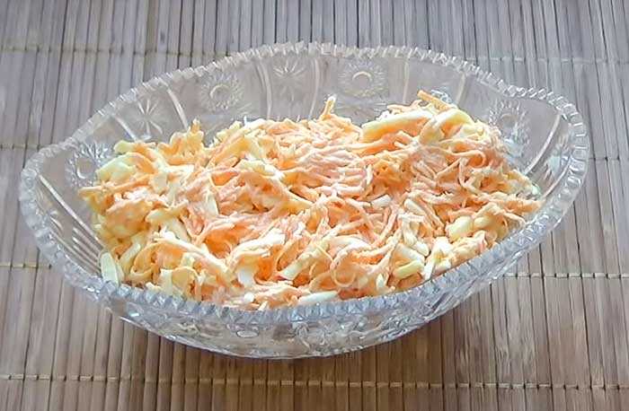 Сыр рыжик. Салат Рыжик с морковью сыром и яйцом. Фото перемешивает салат силиконовой прозрачной лопаткой. Магазин океан Березники салат Рыжик. Какой салат надо делать в поезд.