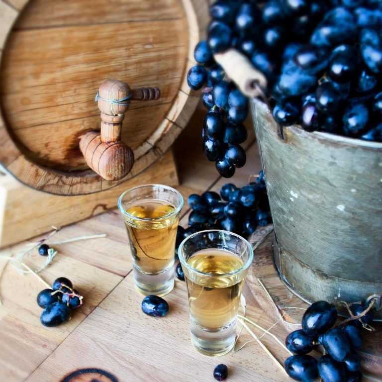 Как настаивать чачу: на чем можно, допустимо ли на винограде, сколько выдерживать настойку, и лучшие рецепты на дубовой щепе и коре, с гвоздикой для аромата и иные