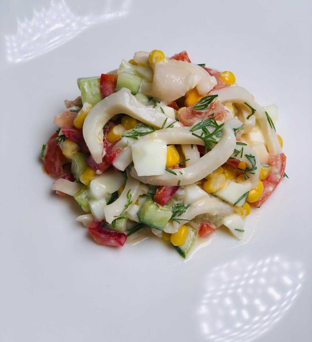 Простой салат из консервированного кальмара