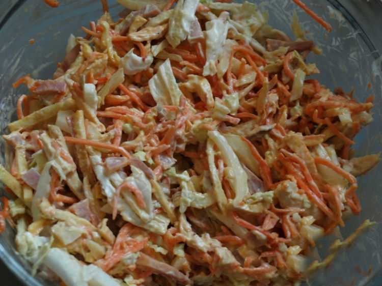 Салат с жареной морковью и луком и ветчиной и сыром
