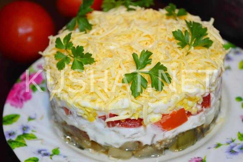 Салат с помидорами, курицей и сыром: простые праздничные рецепты