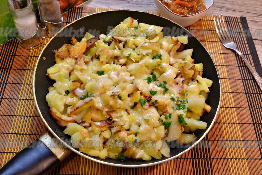 Жареная картошка с шампиньонами на сковороде рецепт с фото пошагово и видео - 1000.menu