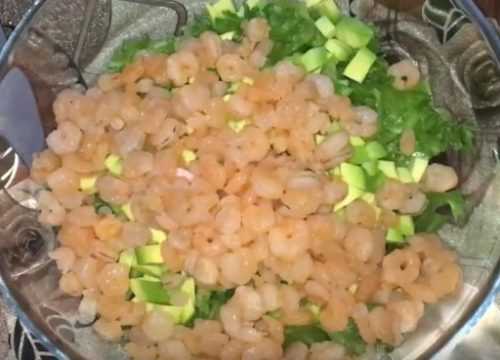 Салат из креветок - изысканная закуска для шикарного застолья: рецепт с фото и видео
