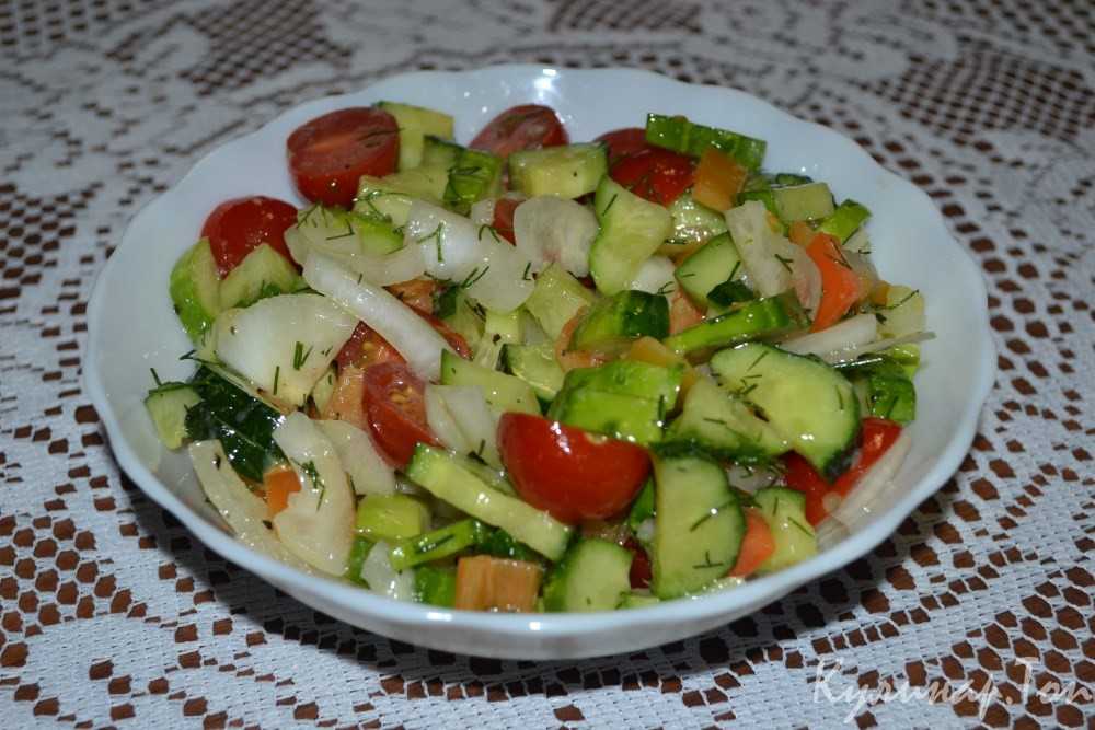 Рецепт салата из огурцов с маслом. Салат из огурцов и помидоров. Салат с помидор и огурцов. Овощной салат помидоры огурцы лук.