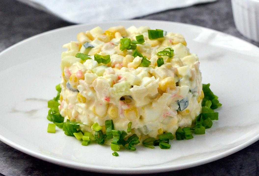 Салат крабовый классический с кукурузой и рисом рецепт с фото пошагово и видео - 1000.menu