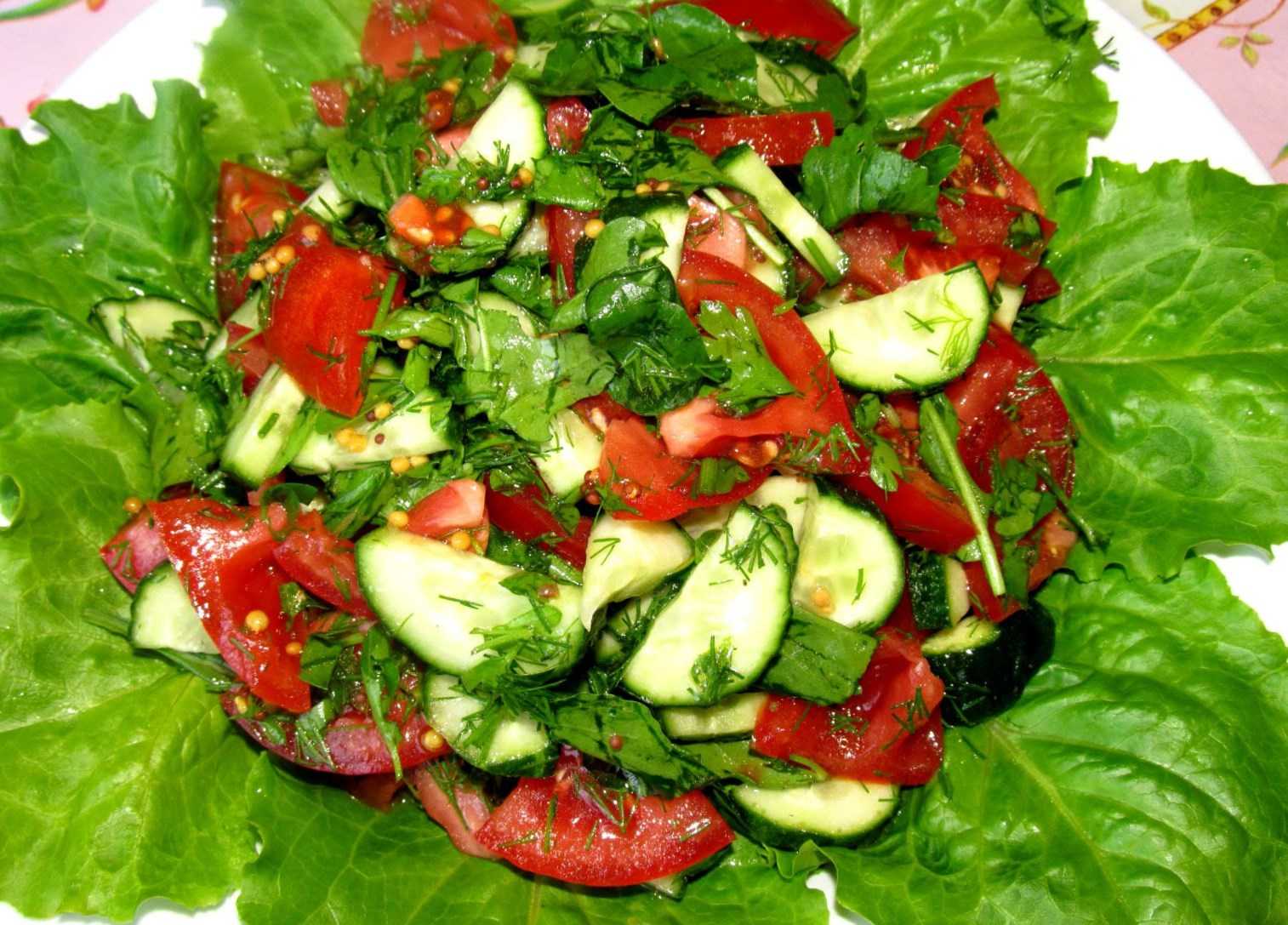 Какой салат можно сделать с огурцами. Овощной салат. Салат огурцы помидоры. Овощной салат с зеленью. Салат с помидор и огурцов.