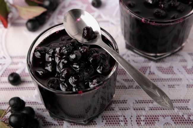 Свойства черноплодной рябины: простые и вкусные рецепты