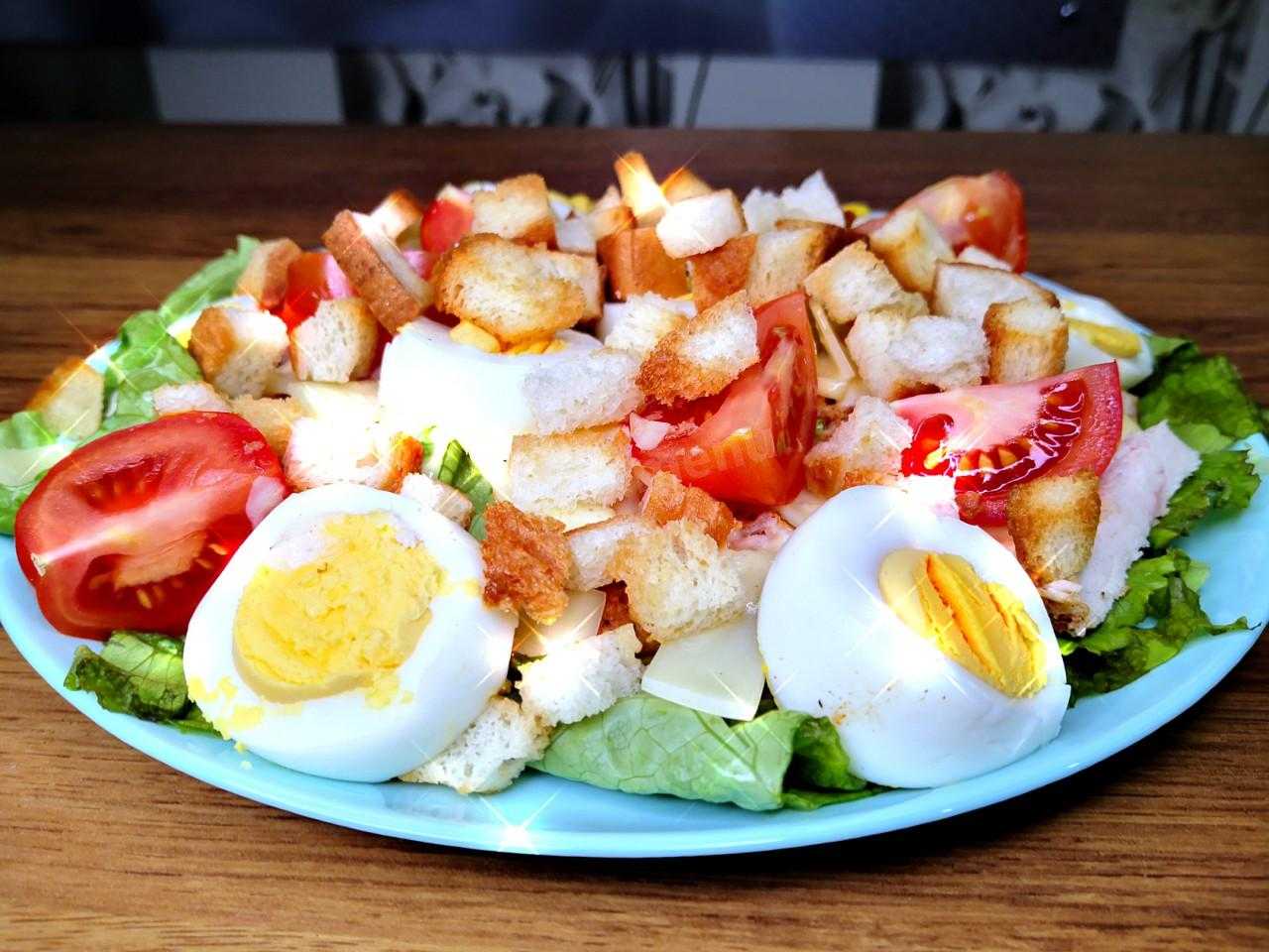Салат цезарь с курицей и сухариками — 10 простых рецептов