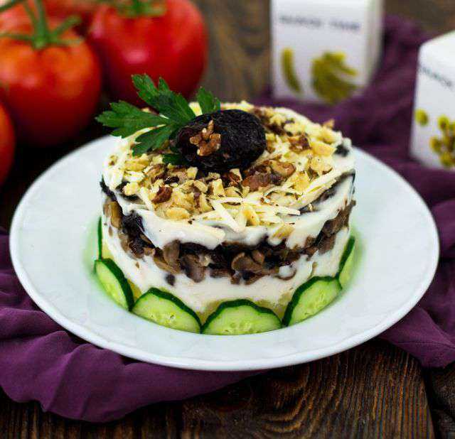 Салат с черносливом и грецким орехом слоями
