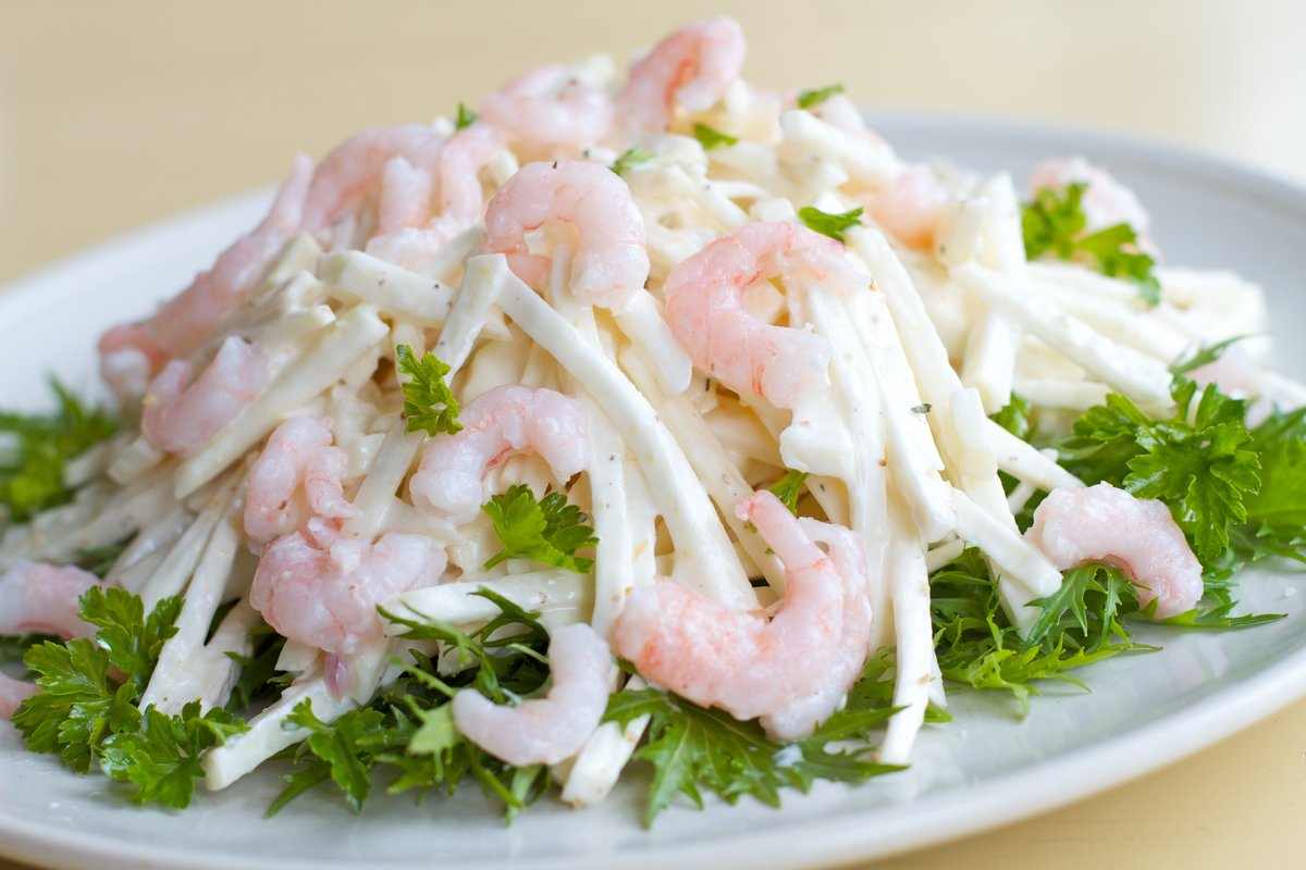 Салат царский с кальмарами и креветками рецепт с фото пошагово - 1000.menu