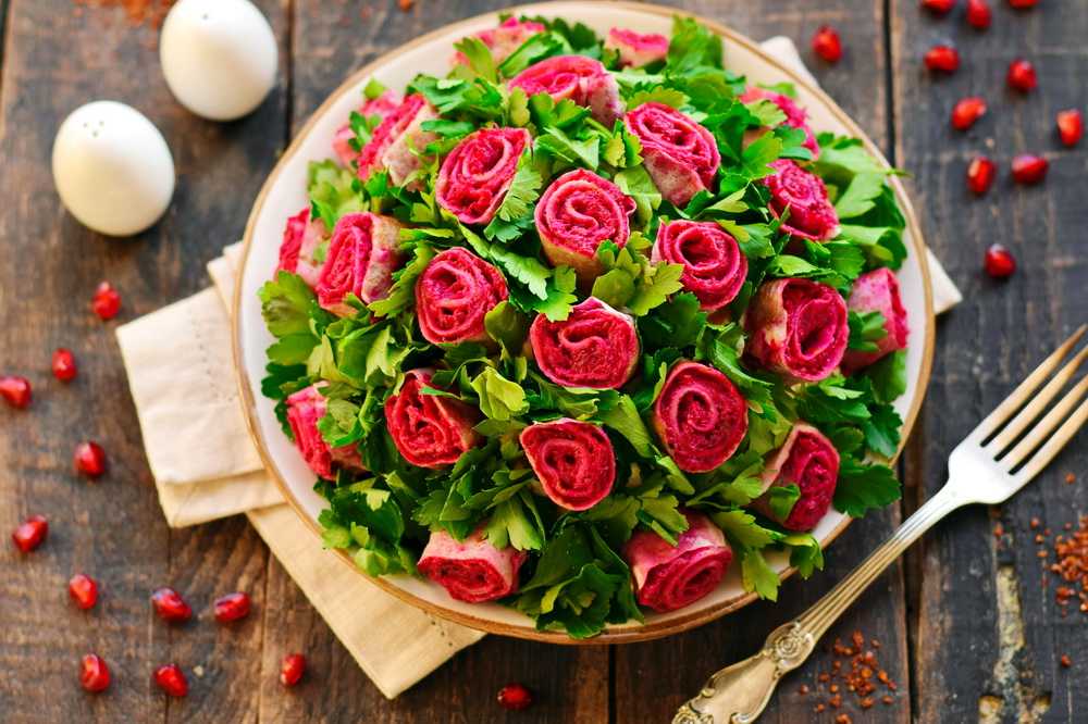 Салат розочка. Салат букет. Красивые салаты на день рождения. Салат букет роз.
