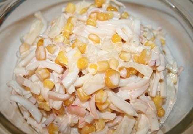 Салат с кальмарами, кукурузой и яйцом — пошаговый рецепт