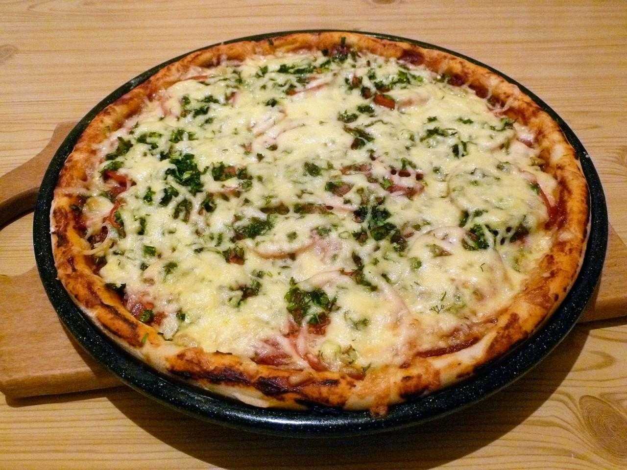 пицца рецепт приготовления в домашних условиях с колбасой и сыром в духовке фото 116