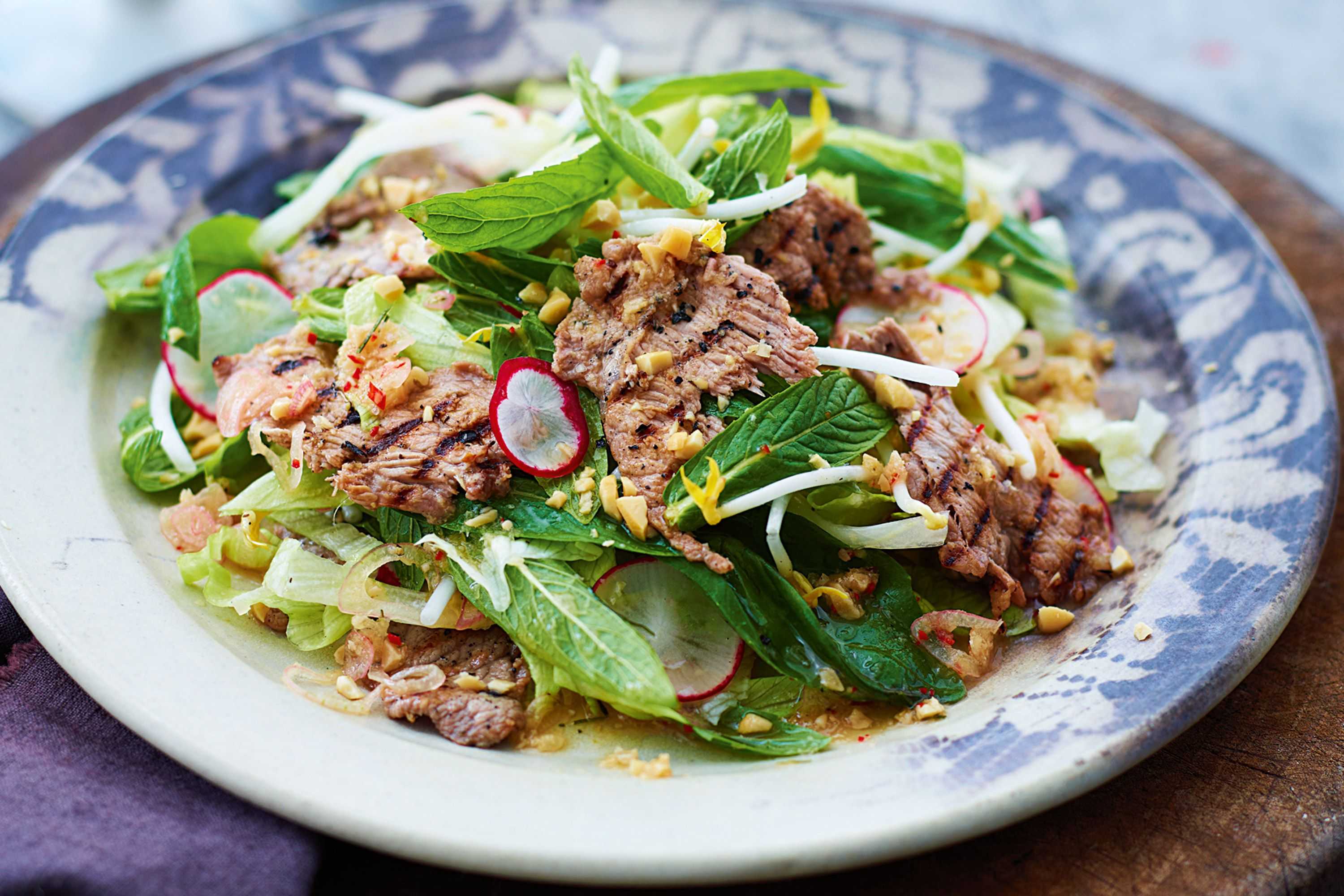 Теплый тайский салат с говядиной: рецепты приготовления