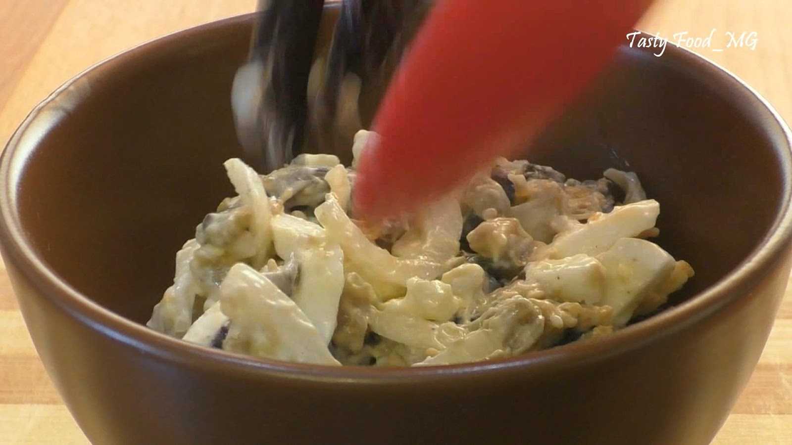 Салат из баклажанов с яйцом и маринованными луком. пошаговый рецепт с фото