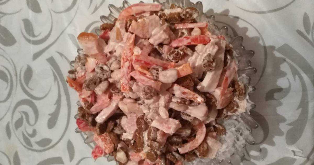 Салат с фасолью сухариками и колбасой