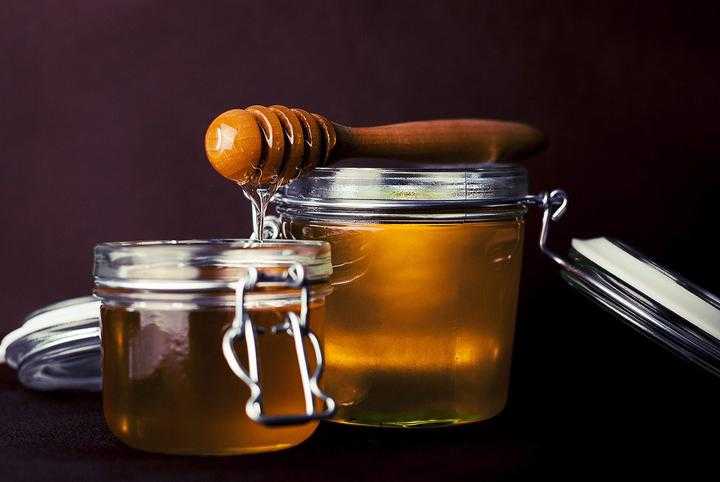 Каштановый мед: из чего делают лакомство, почему оно является дефицитным, как отличить каштановый мед от подделки, и при каких недугах он принесет пользу.