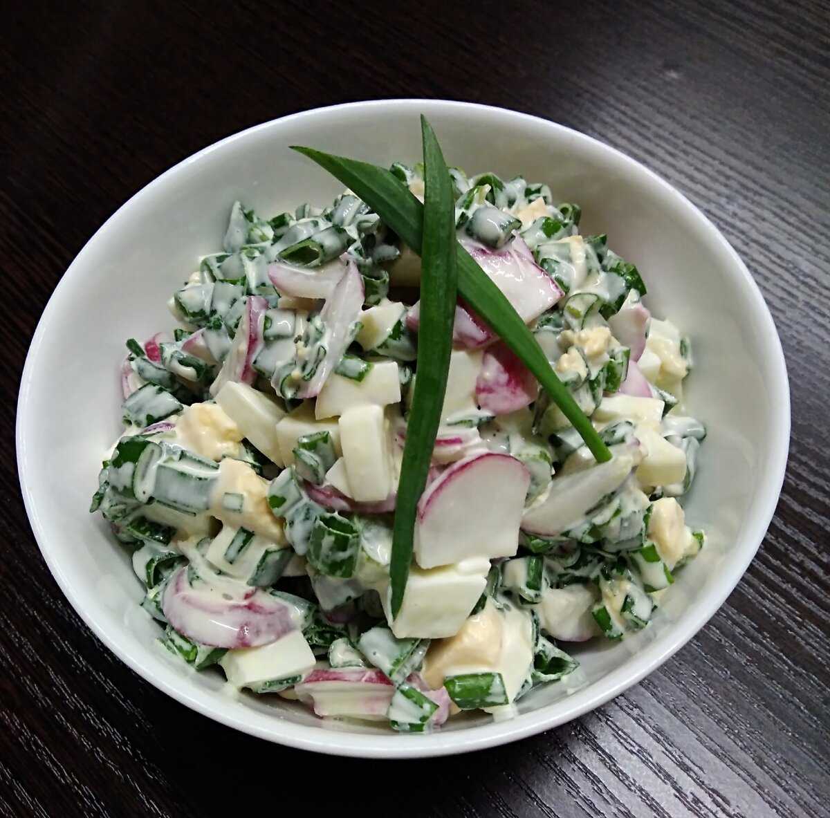 Салат из редиски рецепты простые. Салат весенний. Салат овощной весенний. Весенний салат с редиской. Весенний салат салат.