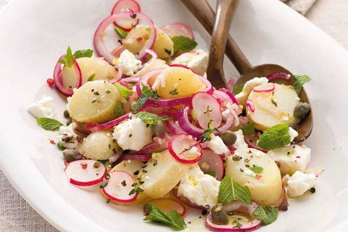 Салат из редиса рецепты простые и вкусные. Салат с картофелем и редисом. Картофельный салат с редисом. Картошка редиска. Салат с редисом и фетой..