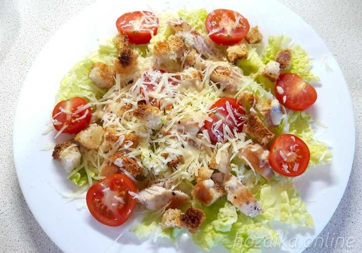 Салат "цезарь" с курицей, сухариками и помидорами - 8 пошаговых фото в рецепте