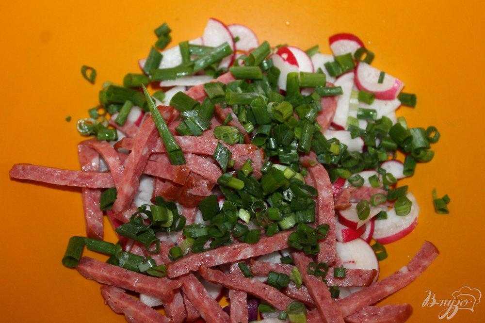 Салат с копчёной колбасой — 8 простых и вкусных рецептов с пошаговыми фото