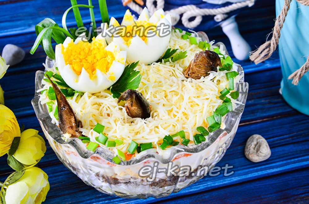 Салат «рыбки в пруду» со шпротами и сыром
