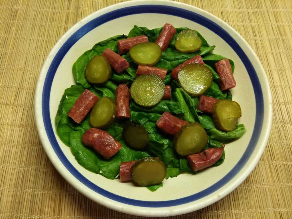 Салат с копченой колбасой и свежим огурцом - 8 пошаговых фото в рецепте