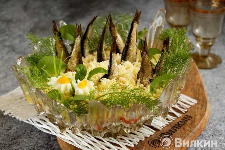 Салат рыбки в пруду со шпротами -  украсит любой праздничный стол: рецепт с фото и видео