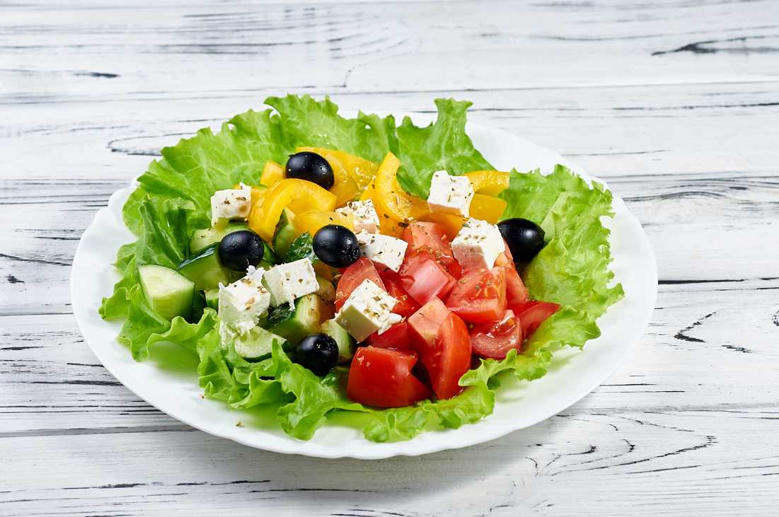 Греческий салат с пекинской капустой, сыром фетой и оливками — 10 домашних рецептов