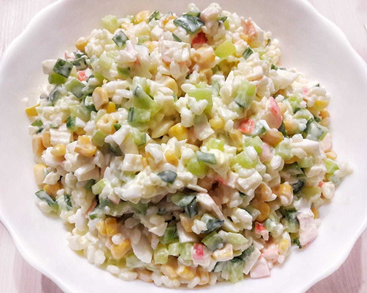 Крабовый салат из крабовых палочек без риса и 15 похожих рецептов: фото, калорийность, отзывы - 1000.menu