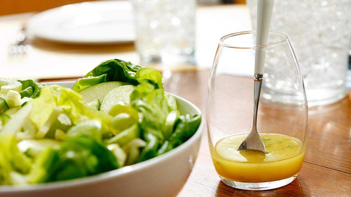 Соус для овощного салата. Салат с маслом. Салат с оливковым маслом. Салатное масло. Заправка для салата без масла