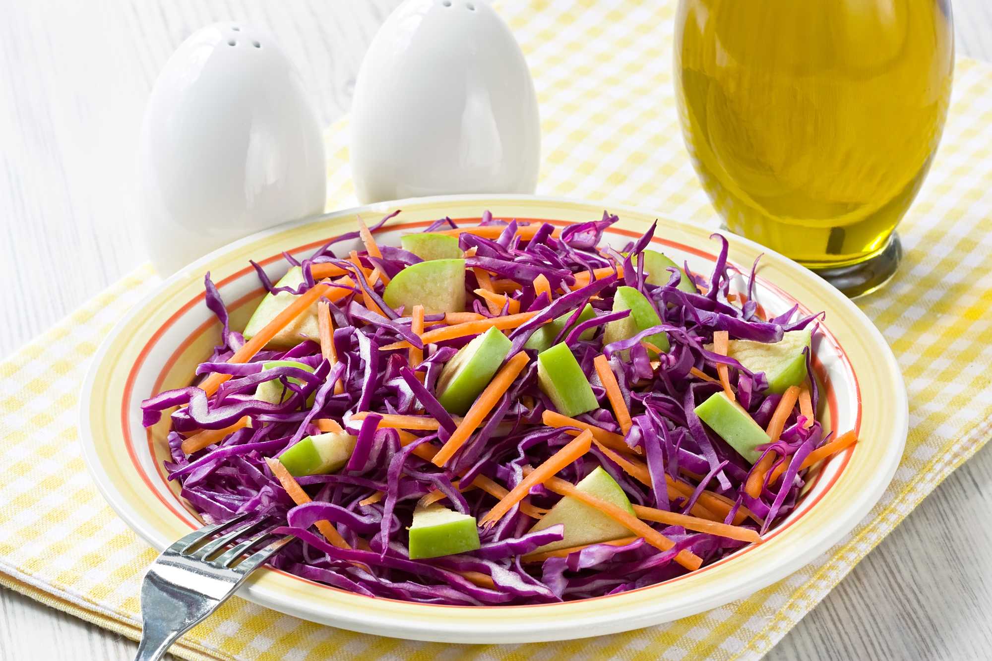 Салат из краснокочанной капусты с овощами и зеленым горошком рецепт с фото пошагово - 1000.menu