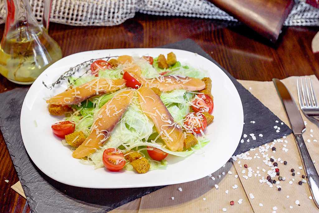 Салат цезарь с семгой и креветками рецепт с фото - 1000.menu