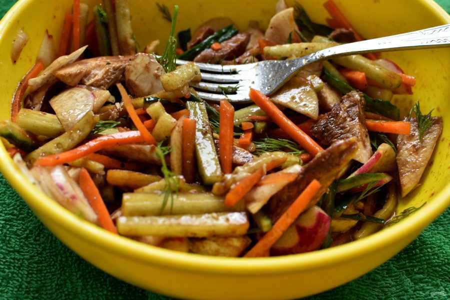 Рецепт соевое мясо с овощами. Овощной салат с соевым соусом. Соевое мясо с овощами. Салат с соевым мясом. Тёплый салат с курицей и овощами с соевым соусом.