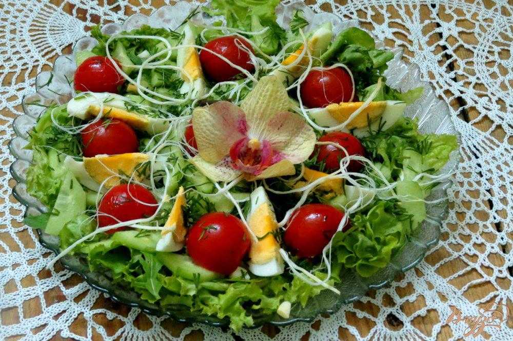 Весенние салаты на праздничный стол. Салат весенний. Салат весенний день. Овощные салаты на праздничный стол простые весенние. Легкие салаты на весну на праздничный стол.