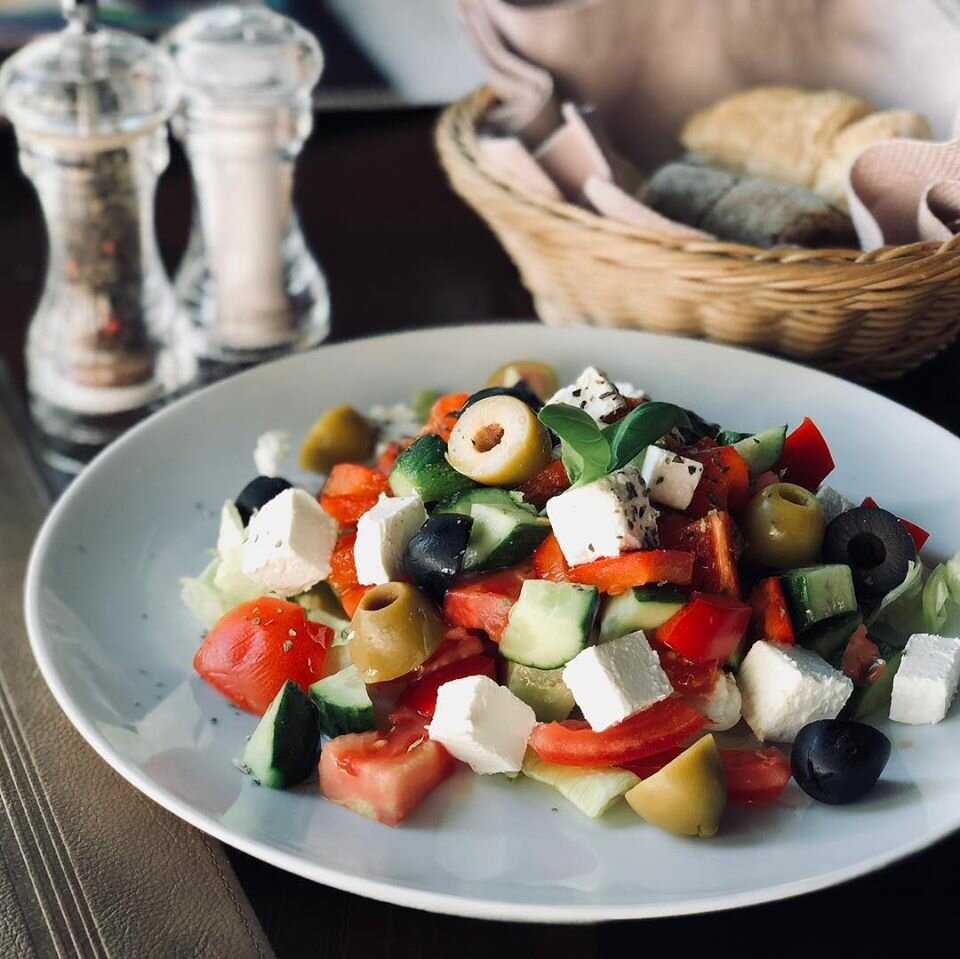 Греческий салат с пекинской капустой, рецепты с фетой и оливками