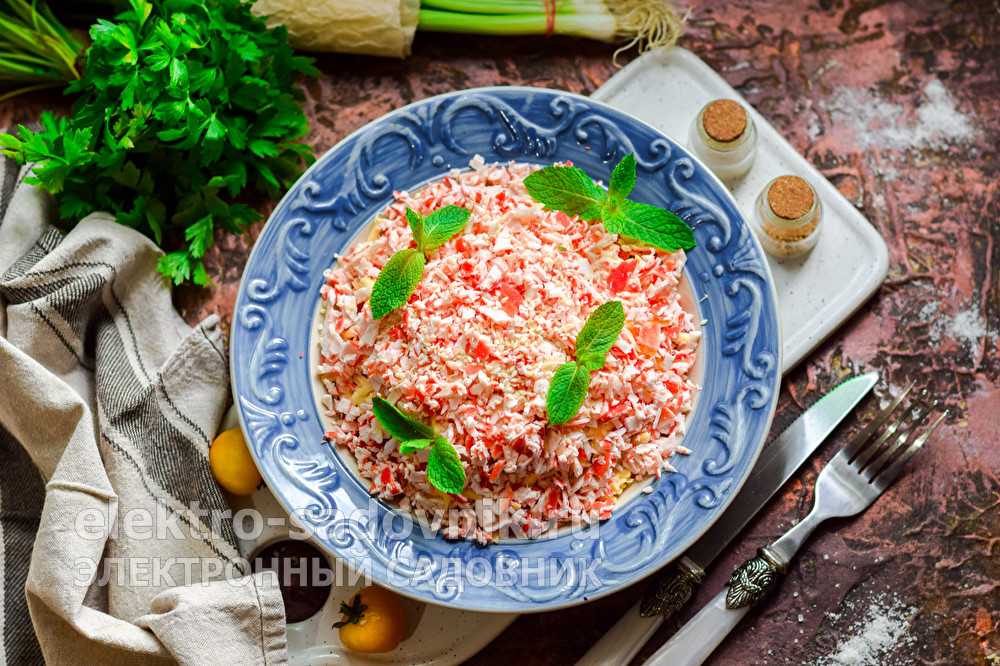 Салат с крабовыми палочками, помидорами и сыром слоями - готовим дома, рецепты с фото пошагово