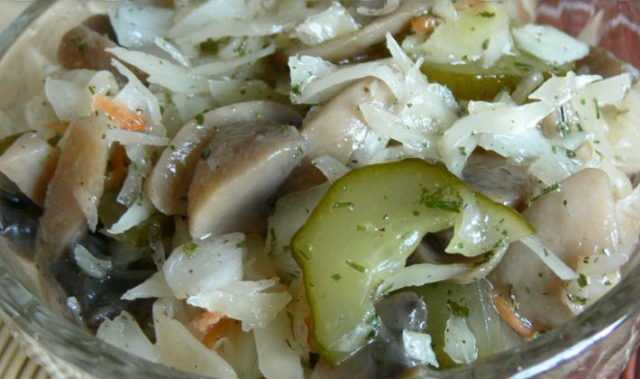 Салат с солеными груздями: 8 очень вкусных рецептов