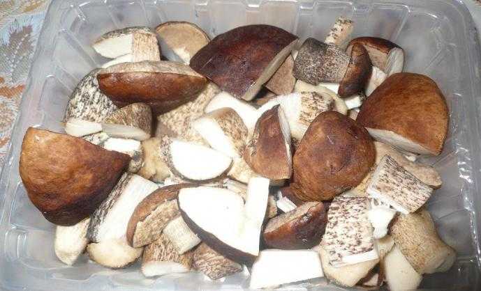 Можно ли заморозить грибы маринованные домашние, как хранятся в холодильнике свежие, вареные после сбора, жареные, соленые, сколько срок для сырых белых?