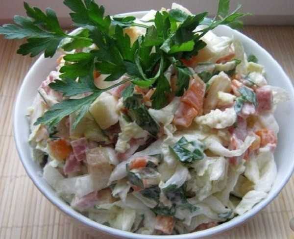Салат с копченой колбасой, сыром, помидорами, яйцами рецепт с фото пошагово - 1000.menu