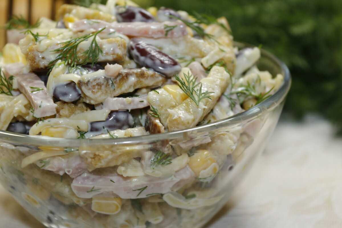 Салат с тунцом консервированным и кукурузой рецепт с фото пошагово - 1000.menu