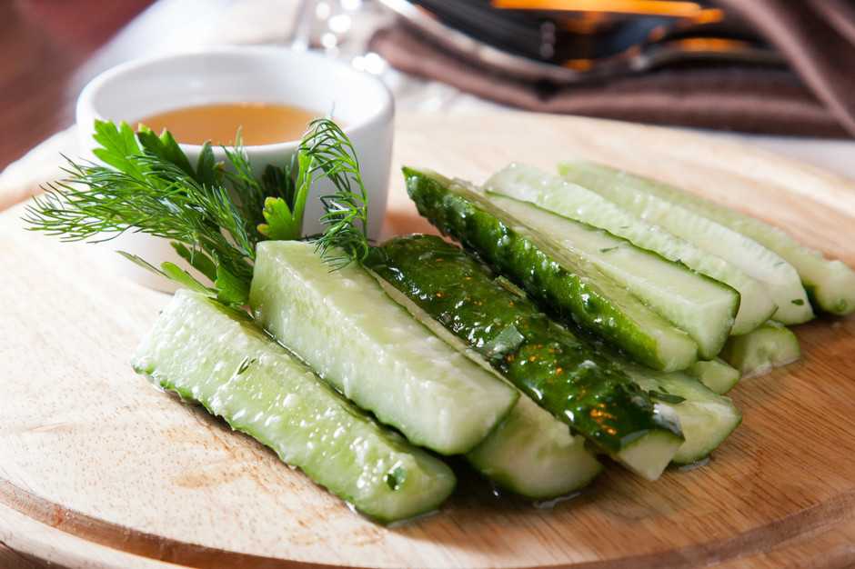 Малосольные огурцы в пакете с чесноком и зеленью — быстрые рецепты приготовления